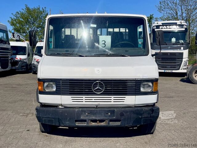 Laadplatform Mercedes-Benz 711 D open truck. 5.10 m long cargo, 3 seats. V...