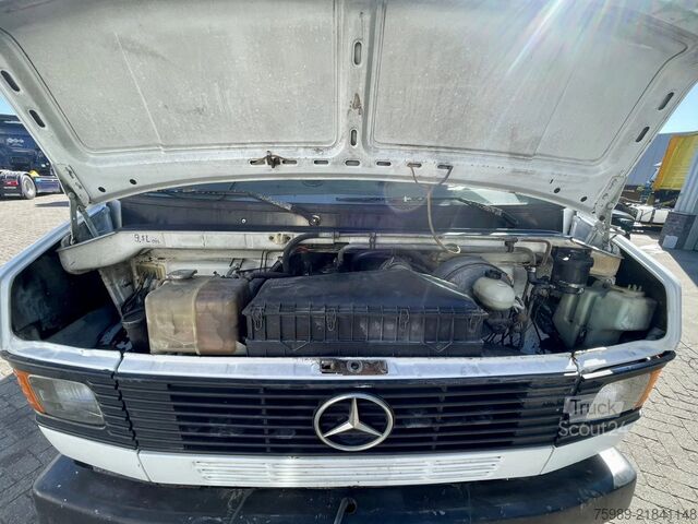 Laadplatform Mercedes-Benz 711 D open truck. 5.10 m long cargo, 3 seats. V...