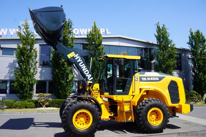 Cargadora articulada Hyundai HL940A articulated loader / year 2021 /