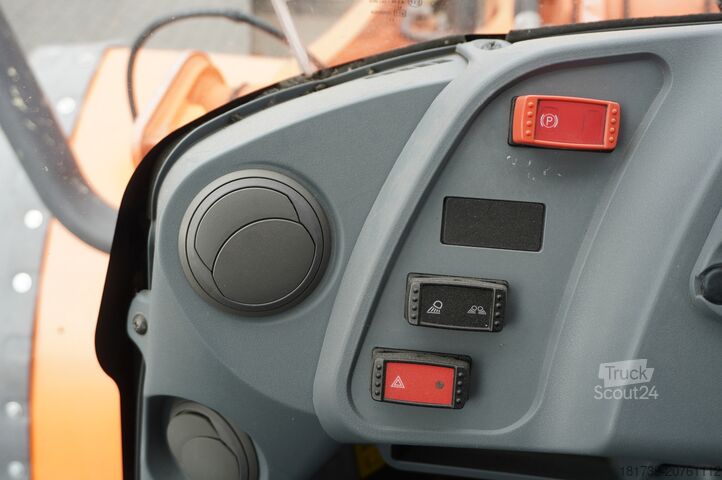 Artikulētais iekrāvējs Hitachi ZW220 articulated loader / 2 buckets