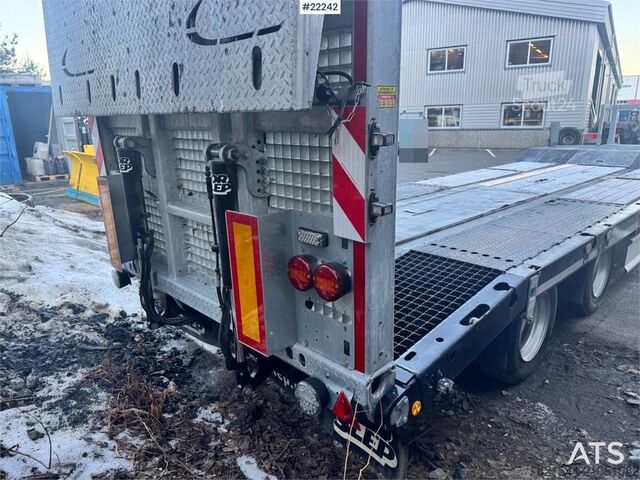 Low loader Fliegl DTS 300 Machinery Trailer – Hydraulic Ramps