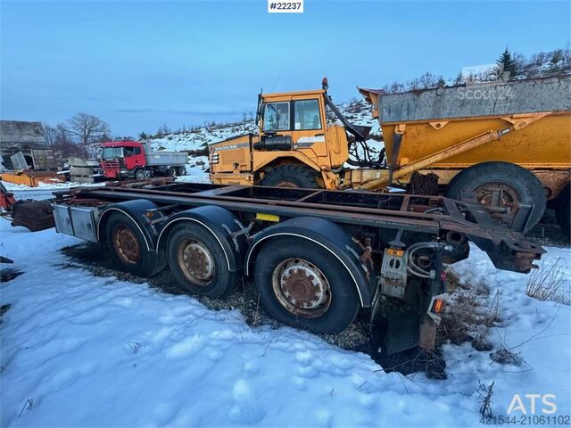 Rimorchio con gancio Istrail con funzione di ribaltamento Istrail hook trailer with tipping function