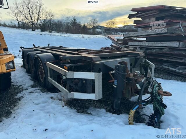 Rimorchio con gancio Istrail con funzione di ribaltamento Istrail hook trailer with tipping function