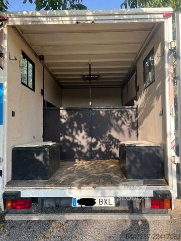 شاحنة صندوقية Renault Master 2.5 dci