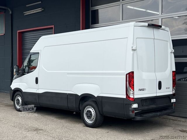 Magas tetős furgon IVECO Daily 35S12 Klimaanlage 3-Sitzer 270° Hecktüren