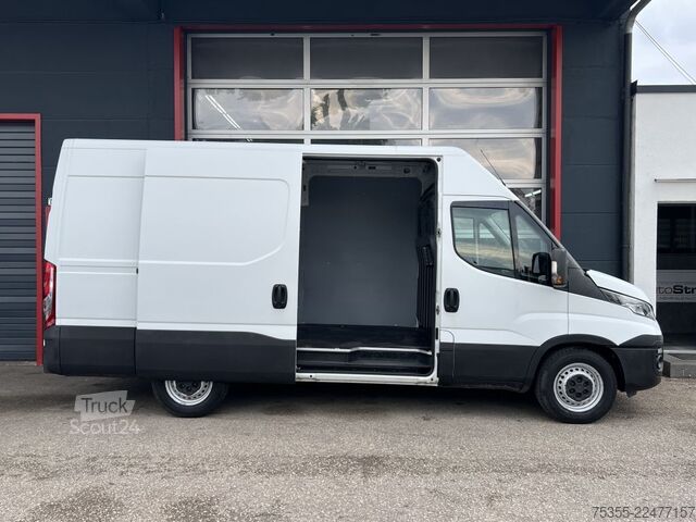 Magas tetős furgon IVECO Daily 35S12 Klimaanlage 3-Sitzer 270° Hecktüren