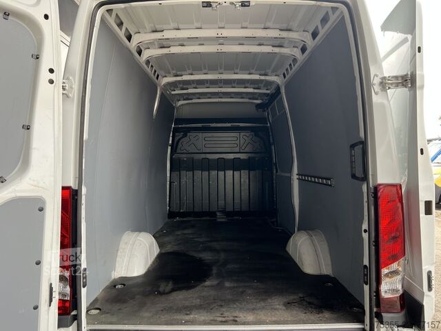 Magas tetős furgon IVECO Daily 35S12 Klimaanlage 3-Sitzer 270° Hecktüren