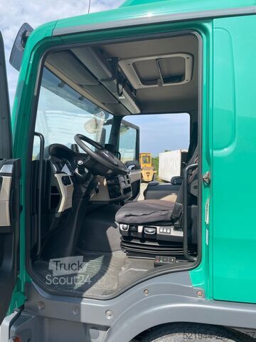 Sandučar kamion MAN TGL 12.250 Koffer Ladebordwand BÄR Navi