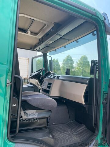 Sandučar kamion MAN TGL 12.250 Koffer Ladebordwand BÄR Navi