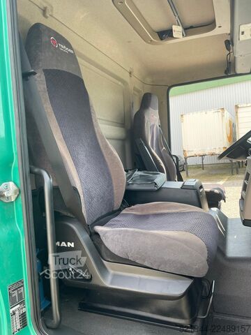 Sandučar kamion MAN TGL 12.250 Koffer Ladebordwand BÄR Navi