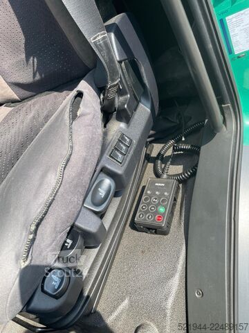 Sandučar kamion MAN TGL 12.250 Koffer Ladebordwand BÄR Navi