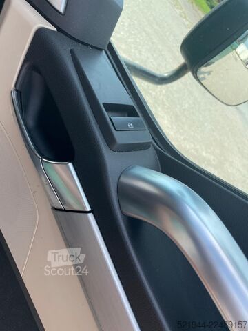 Sandučar kamion MAN TGL 12.250 Koffer Ladebordwand BÄR Navi