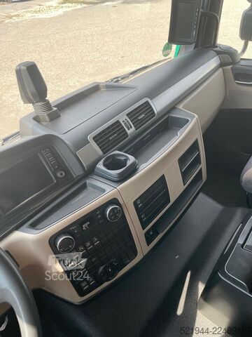 Sandučar kamion MAN TGL 12.250 Koffer Ladebordwand BÄR Navi
