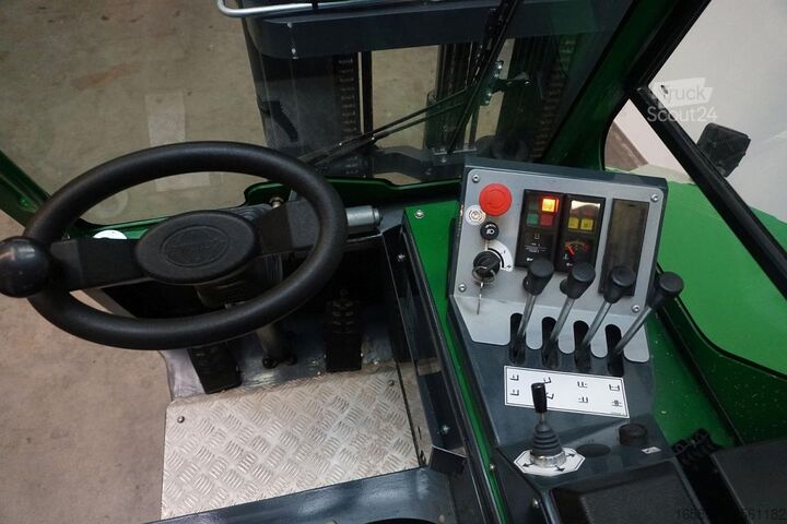Chariot élévateur multidirectionnel Combilift CB2500LPG