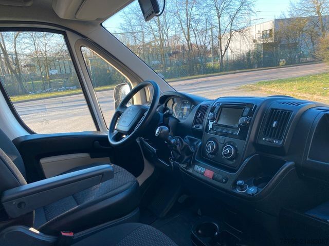 Transporter mit Koffer PEUGEOT Boxer Koffer 335 L2 BlueHDi 130 *Ladebordwand*