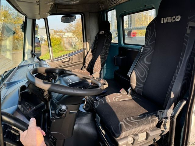 Grue montée sur camion IVECO Trakker AD 260 Fassi F135a