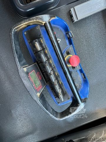 Grue montée sur camion IVECO Trakker AD 260 Fassi F135a