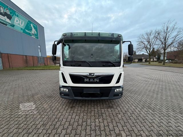 Vrachtwagen met bakwagen MAN TGL 8.190  Isolier Koffer mit Ladebordwand