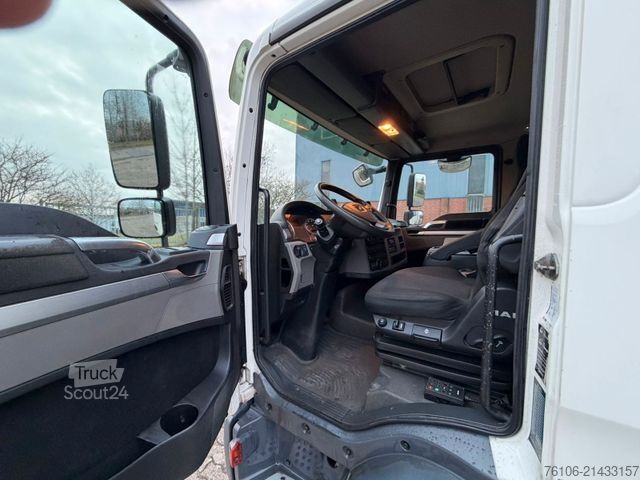 Vrachtwagen met bakwagen MAN TGL 8.190  Isolier Koffer mit Ladebordwand