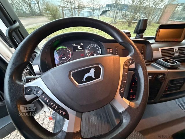 Vrachtwagen met bakwagen MAN TGL 8.190  Isolier Koffer mit Ladebordwand