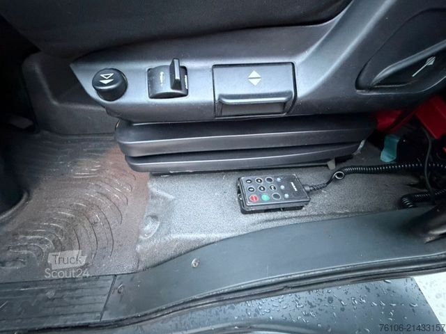 Vrachtwagen met bakwagen MAN TGL 8.190  Isolier Koffer mit Ladebordwand