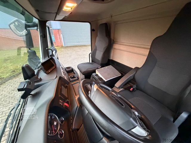 Vrachtwagen met bakwagen MAN TGL 8.190  Isolier Koffer mit Ladebordwand