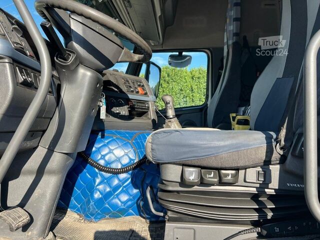 Ruloninė konteinerinė savivartis VOLVO VOLVO FM82 SCARRABILE CON GRU E POLIPO