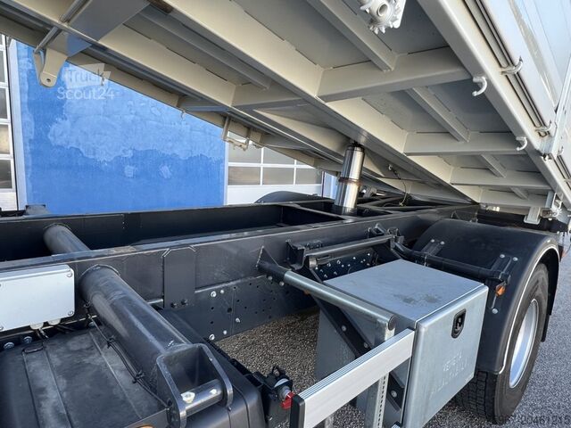 Třístranný sklápěč s jeřábem Iveco Eurocargo 180-280