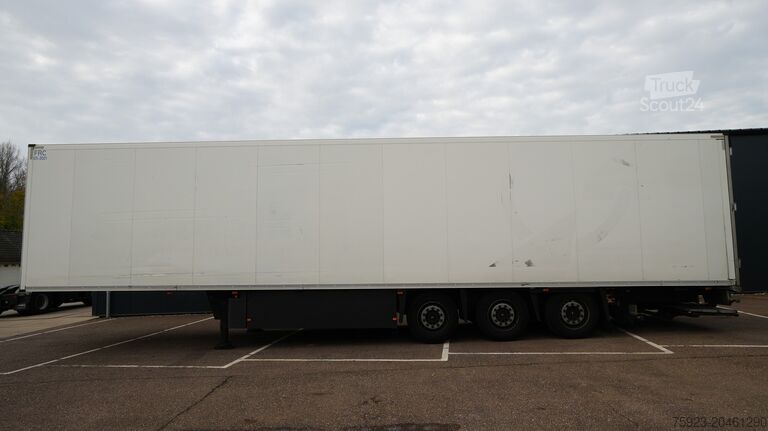 Chladírenská/mrazírenská přeprava Schmitz Cargobull 3 AXLE FRIGO TRAILER WITH CARRIER VECTOR