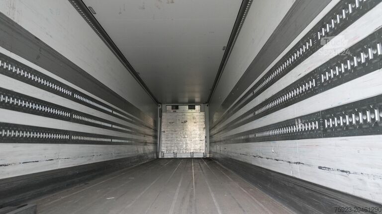 Chladírenská/mrazírenská přeprava Schmitz Cargobull 3 AXLE FRIGO TRAILER WITH CARRIER VECTOR