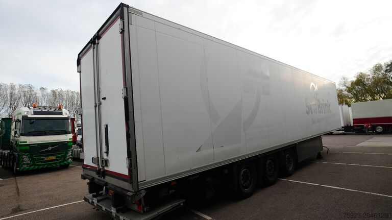 Chladírenská/mrazírenská přeprava Schmitz Cargobull 3 AXLE FRIGO TRAILER WITH CARRIER VECTOR