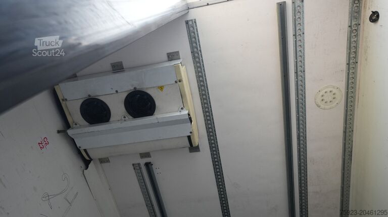 Chladírenská/mrazírenská přeprava LAMBERET 3 AXLE FRIGO TRAILER WITH CARRIER VECTOR 1950 M...