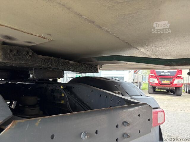 Hűtött/fagyasztott szállítás Schmitz 2 axles + STUURAS + LOADLIFT + CARRIER MAXIMA 1300
