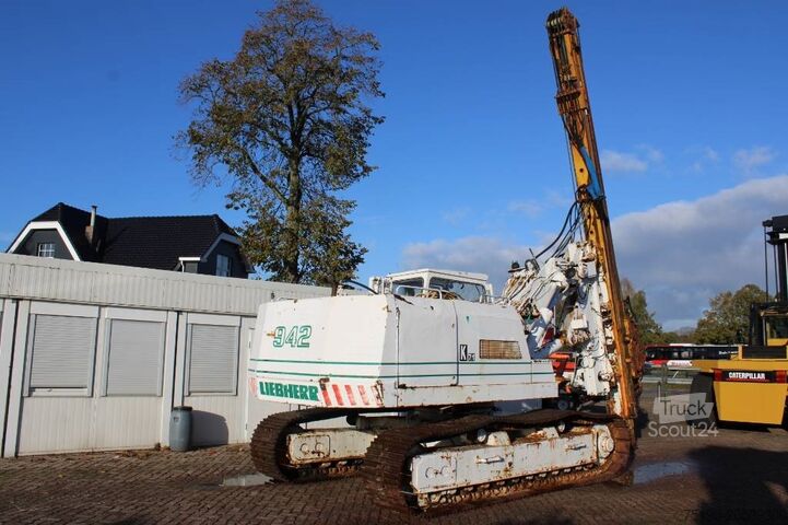 Stavební stroj na piloty Liebherr R 942
