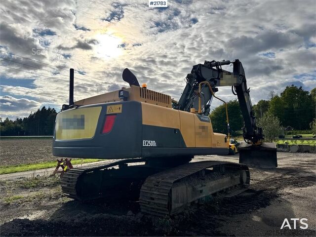 Kāpurķēžu ekskavators Volvo EC250 w/ Rototilt, GPS and 2 buckets.