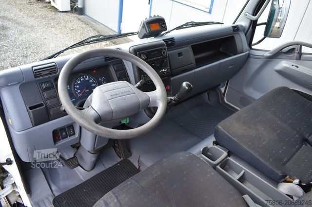 Gardinsidad skåpbil FUSO Canter 6C15 Getränke