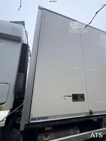 βαλίτσα Iveco Stralis 360 4x2 box truck with full side opening.