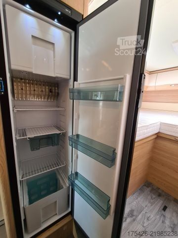 عربة تخييم شبه مدمجة LMC Cruiser 663 G Grey Selection 150 *Solar + WR*