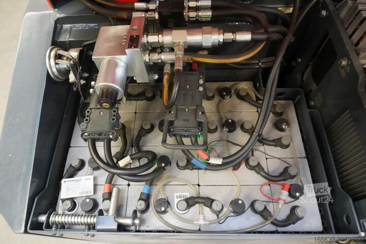 τετραπλής κατεύθυνσης περονοφόρο όχημα Combilift CBE3000