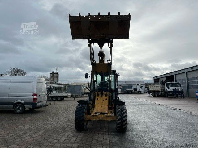 Pala gommata CATERPILLAR 908M