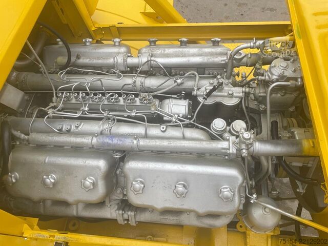 Traktori Kirovets K 701 V12