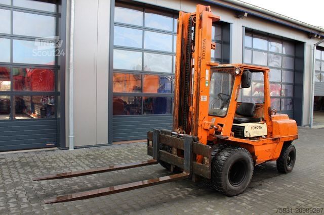Chariot élévateur tout-terrain TOYOTA FD 45 Geländestapler Diesel 4,5 tonnen