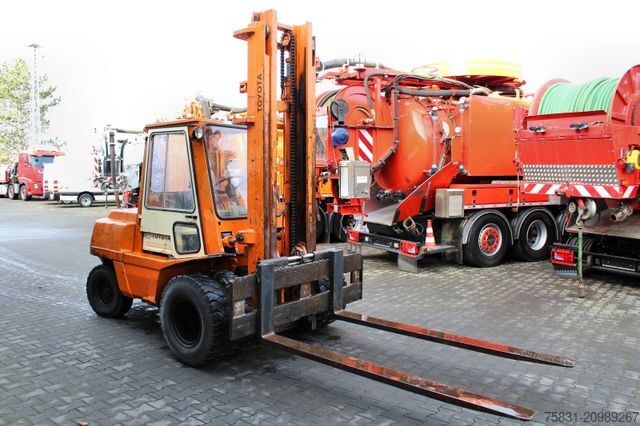 Chariot élévateur tout-terrain TOYOTA FD 45 Geländestapler Diesel 4,5 tonnen