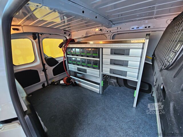 Skåpbil OPEL Combo-e Cargo XL 50-kWh Regalsystem Navi Kamera