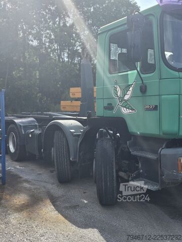Camion benne à bras amovible MAN 35.372 F90 Abrollkipper Hakenlift 348.000 Km 8x4