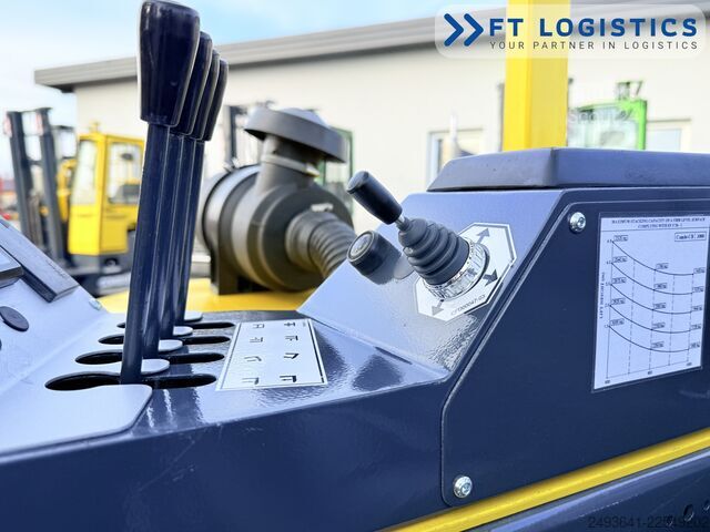 чотири-напрямний навантажувач Combilift CB3000 GAS TRIPLEX 4900 FREE-LIFT