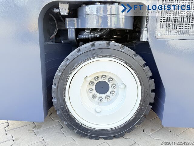 чотири-напрямний навантажувач Combilift CB3000 GAS TRIPLEX 4900 FREE-LIFT