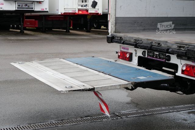 Box semitrailer SCHMITZ CARGOBULL SKO 24/ LBW 2000 kg / DS / ZURRLEISTE / 12642 XL