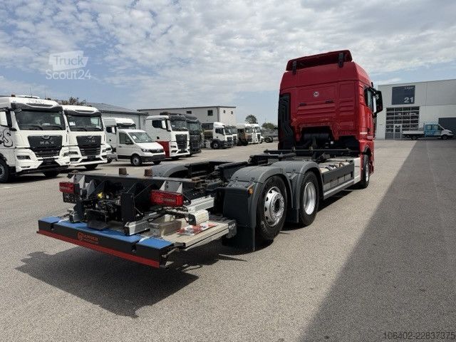 Camión con caja móvil MAN TGX 26.520 6x2-4 LL CH, gelenkte NLA, LBW
