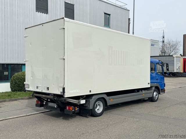Camión con carrocería de caja, plataforma elevadora, 6 plazas, apto para mudanzas Mercedes-Benz Atego 816L L-Haus 6-Sitze Möbelkoffer LB